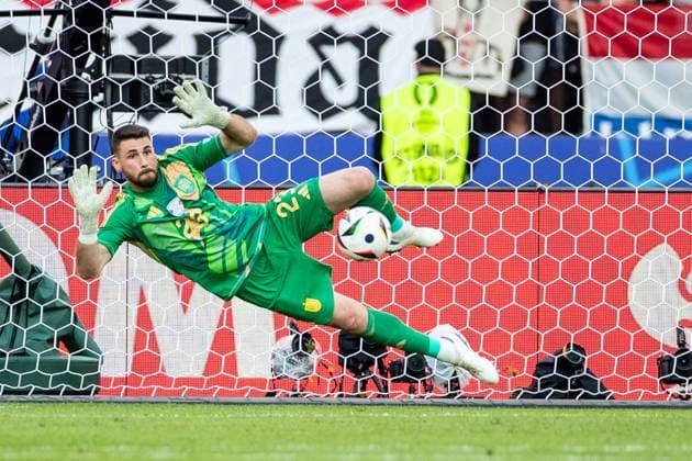 UEFA EURO 2024 Spain Croatia 15 06 2024 Unai Simon Spain, 23 , on the penalty kick UEFA EURO 2024 Spain Croatia Olympiastadion, Berlin 15 06 2024 Copyright: xBEAUTIFULxSPORTS Buriakovx