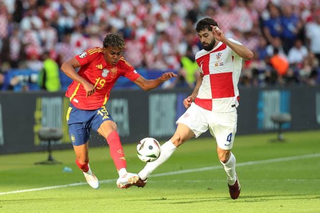 15 06 2024, xtgx, Football EM 2024, Spain Croatia emspor, v l Lamine Yamal Spain, 19 , Josko Gvardiol Krotaien, 4 duel, duel, fight, tackle DFL DFB REGULATIONS PROHIBIT ANY USE OF PHOTOGRAPHS as IMAGE SEQUENCES and or QUASI VIDEO Berlin