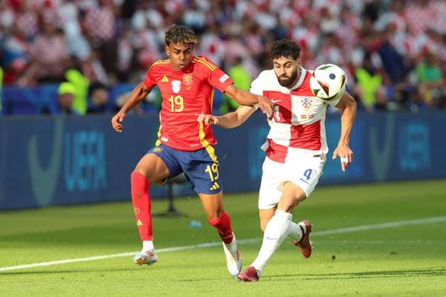 15 06 2024, xtgx, Football EM 2024, Spain Croatia emspor, v l Lamine Yamal Spain, 19 , Josko Gvardiol Krotaien, 4 duel, duel, fight, tackle DFL DFB REGULATIONS PROHIBIT ANY USE OF PHOTOGRAPHS as IMAGE SEQUENCES and or QUASI VIDEO Berlin