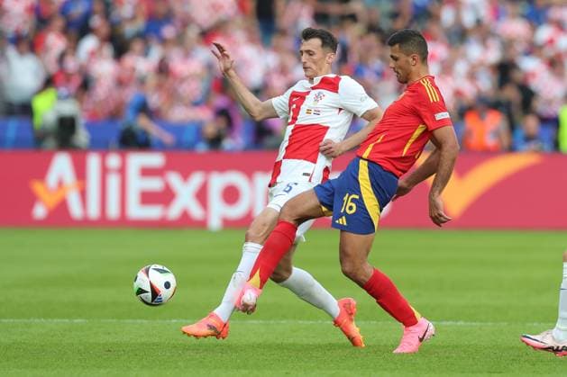 15 06 2024, xtgx, European Football Championship 2024, Spain Croatia emspor, v l Josip Sutalo Krotaien, 6 , Rodri Spain, 16 zweo DFL DFB REGULATIONS PROHIBIT ANY USE OF PHOTOGRAPHS as IMAGE SEQUENCES and or QUASI VIDEO Berlin