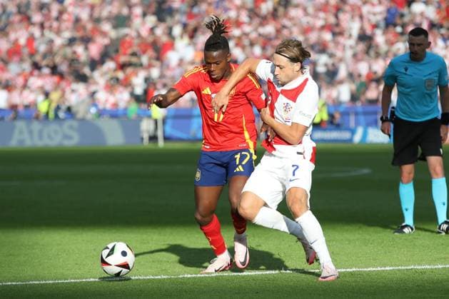 15 06 2024, xtgx, Football EM 2024, Spain Croatia emspor, v l Nico Williams Spain, 17 , Lovro Majer Krotaien, 7 duel, duel, fight, tackle DFL DFB REGULATIONS PROHIBIT ANY USE OF PHOTOGRAPHS as IMAGE SEQUENCES and or QUASI VIDEO Berlin