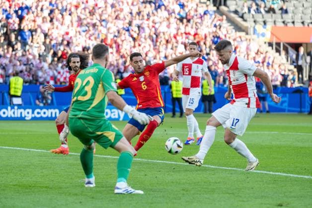 Football, men, 2023 24 season, UEFA Euro 20204, Group B 1 matchday in Berlin, Spain Croatia, Bruno Petkovic r , Croatia scores the goal for 3 1 against goalkeeper Unai Simon Spain and Mikel Merino 6, Spain , but the goal is disallowed, 15 06 2024, Copyright: xMatthiasxKochx
