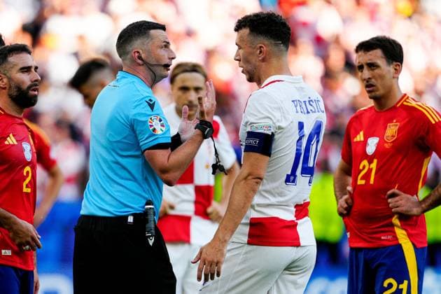Croatia players are unhappy with Referee Michael Oliver after Rodri of Spain seemingly gets lucky after receiving a yellow card for a challenge on Bruno Petkovic of Croatia in the penalty area Spain v Croatia, UEFA European Championship, EM, Europameisterschaft 2024, Group B, Football, Olympiastadion, Berlin, Germany, 15 Jun 2024 EDITORIAL USE ONLY No use with unauthorised audio, video, data, fixture lists, club league logos or live services. Online in-match use limited to 120 images, no video emulation. No use in betting, games or single club league player publications.  Copyright: xDavexShopland Shutterstockx 14539285da