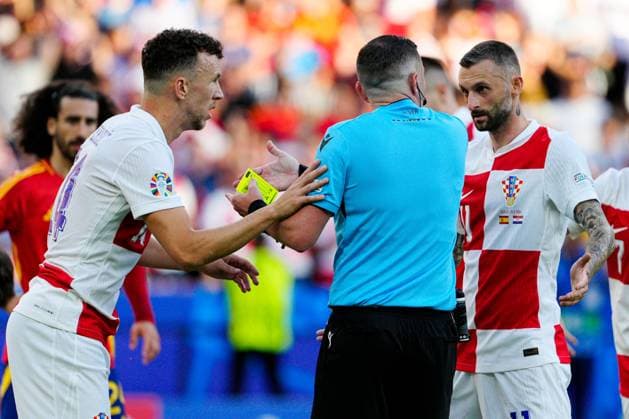 Croatia players are unhappy with Referee Michael Oliver after Rodri of Spain seemingly gets lucky after receiving a yellow card for a challenge on Bruno Petkovic of Croatia in the penalty area Spain v Croatia, UEFA European Championship, EM, Europameisterschaft 2024, Group B, Football, Olympiastadion, Berlin, Germany, 15 Jun 2024 EDITORIAL USE ONLY No use with unauthorised audio, video, data, fixture lists, club league logos or live services. Online in-match use limited to 120 images, no video emulation. No use in betting, games or single club league player publications.  Copyright: xDavexShopland Shutterstockx 14539285cy