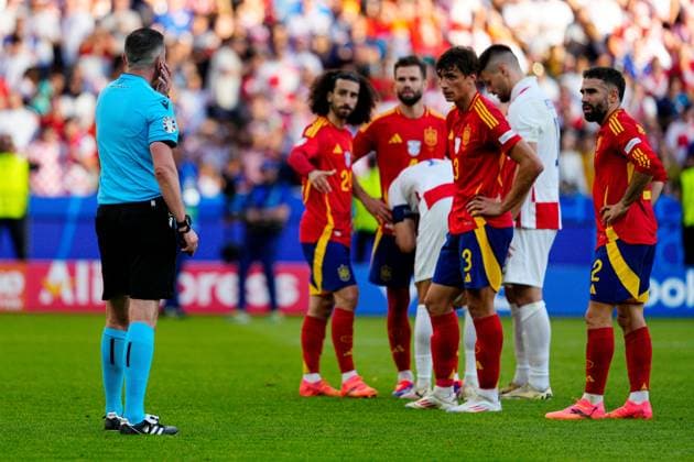 Referee Michael Oliver checks with VAR over the penalty incident Spain v Croatia, UEFA European Championship, EM, Europameisterschaft 2024, Group B, Football, Olympiastadion, Berlin, Germany, 15 Jun 2024 EDITORIAL USE ONLY No use with unauthorised audio, video, data, fixture lists, club league logos or live services. Online in-match use limited to 120 images, no video emulation. No use in betting, games or single club league player publications.  Copyright: xDavexShopland Shutterstockx 14539285db