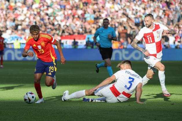 15 06 2024, xtgx, Football EM 2024, Spain Croatia emspor, v l Lamine Yamal Spain, 19 , Marin Pongracic Krotaien, 3 duel, duel, fight, tackle DFL DFB REGULATIONS PROHIBIT ANY USE OF PHOTOGRAPHS as IMAGE SEQUENCES and or QUASI VIDEO Berlin