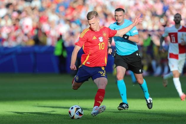 15 06 2024, xtgx, Football EM 2024, Spain Croatia emspor, v l Dani Olmo Spain, 10 am Ball, plays the ball DFL DFB REGULATIONS PROHIBIT ANY USE OF PHOTOGRAPHS as IMAGE SEQUENCES and or QUASI VIDEO Berlin