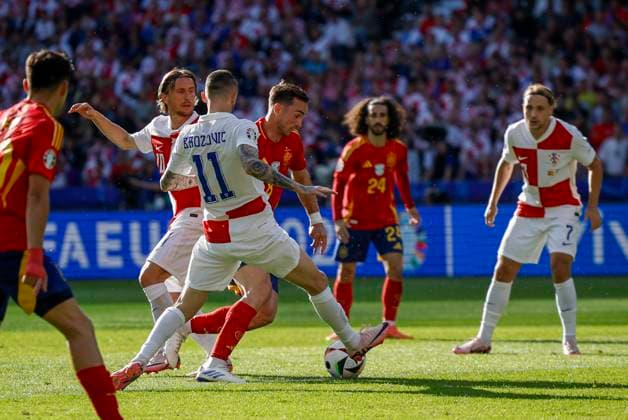 Spain s midfielder Fabian Ruiz (C) shoots to score his goal during the EURO 2024 group B soccer match between Spain and Croatia at the Olympiastadion Berlin in Berlin, Germany, 15 June 2024. Spain vs. Croatia !ACHTUNG: NUR REDAKTIONELLE NUTZUNG!  Copyright: xAlbertoxEstevezx GRAF1515 20240615-55013882513_1