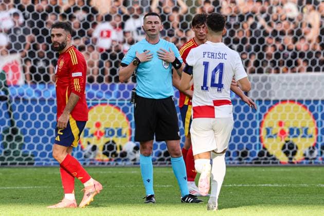 2024-06-15 Spain v Croatia - Group B - UEFA EURO, EM, Europameisterschaft,Fussball 2024 BERLIN, GERMANY - JUNE 15: referee Michael Oliver signs the goal is ruled out during the Group B - UEFA EURO 2024 match between Spain and Croatia at Olympiastadion on June 15, 2024 in Berlin, Germany. (Photo by Peter Lous BSR Agency) Berlin Germany Content not available for redistribution in The Netherlands directly or indirectly through any third parties. Copyright: xBSRxAgencyx