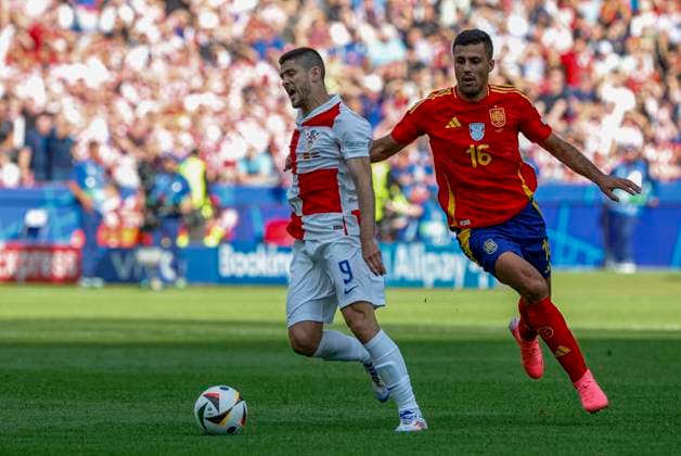 Spain s midfielder Rodri Hernández (R) in action against Andrej Kramaric (L) of Croatia during the EURO 2024 group B soccer match between Spain and Croatia at the Olympiastadion Berlin in Berlin, Germany, 15 June 2024. Spain vs. Croatia !ACHTUNG: NUR REDAKTIONELLE NUTZUNG!  Copyright: xJ.J.xGuillenx GRAF1523 20240615-55013882524_1