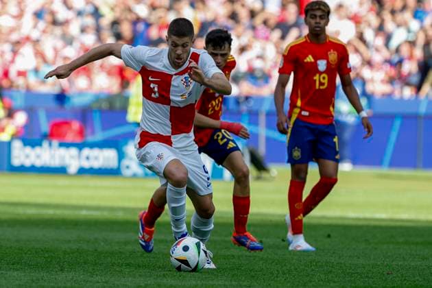 Spain s midfielder Pedri (C) in action against Andrej Kramaric (L) of Croatia during the EURO 2024 group B soccer match between Spain and Croatia at the Olympiastadion Berlin in Berlin, Germany, 15 June 2024. Spain vs. Croatia !ACHTUNG: NUR REDAKTIONELLE NUTZUNG!  Copyright: xJ.J.xGuillenx GRAF1520 20240615-55013882558_1
