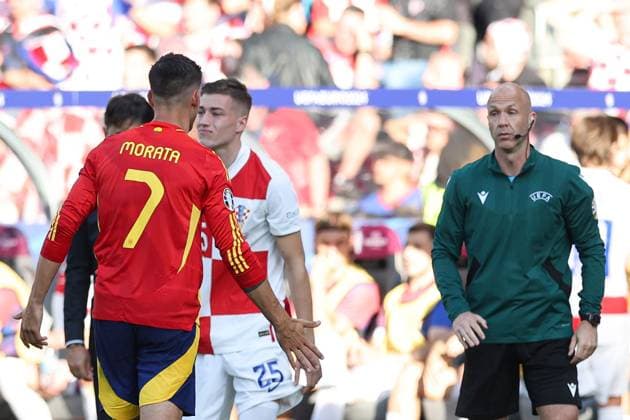 Ãlvaro Morata of Spain (L) and Fourth Official Anthony Taylor (R) Spain v Croatia, UEFA European Championship, EM, Europameisterschaft 2024, Group B, Football, Olympiastadion, Berlin, Germany, 15 Jun 2024 EDITORIAL USE ONLY No use with unauthorised audio, video, data, fixture lists, club league logos or live services. Online in-match use limited to 120 images, no video emulation. No use in betting, games or single club league player publications.  Copyright: xMattxWest Shutterstockx 14539284bc
