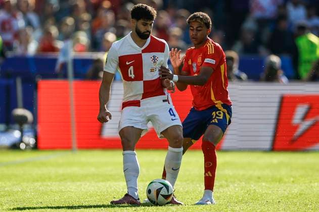 Spain s forward Nico Williams (R) in action against Josko Gvardiol (L) of Croatia during the EURO 2024 group B soccer match between Spain and Croatia at the Olympiastadion Berlin in Berlin, Germany, 15 June 2024. Spain vs. Croatia !ACHTUNG: NUR REDAKTIONELLE NUTZUNG!  Copyright: xAlbertoxEstevezx GRAF1486 20240615-55013882640_1
