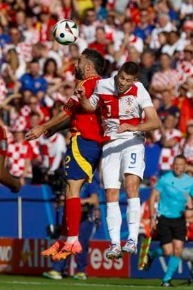 Spain s defender Dani Carvajal (L) in action against Andrej Kramaric (R) of Croatia during the EURO 2024 group B soccer match between Spain and Croatia at the Olympiastadion Berlin in Berlin, Germany, 15 June 2024. Spain vs. Croatia !ACHTUNG: NUR REDAKTIONELLE NUTZUNG!  Copyright: xJ.J.xGuillenx GRAF1493 20240615-55013882651_1