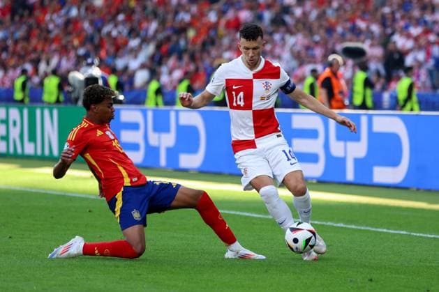 Soccer UEFA EURO 2024 Group Stage 1 Matchday Spain Croatia on 15 06 2024 at Olympiastadion Berlin in Berlin Lamine Yamal Spain , left Ivan Perisic Croatia , right xMSx