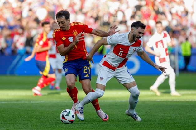 Spain s Mikel Oyarzabal (L) in action against Josip Sutalo (R) of Croatia during the EURO 2024 group B soccer match between Spain and Croatia at the Olympiastadion Berlin in Berlin, Germany, 15 June 2024. Spain vs. Croatia !ACHTUNG: NUR REDAKTIONELLE NUTZUNG!  Copyright: xJ.J.xGuillenx GRAF1569 20240615-55013882662_1