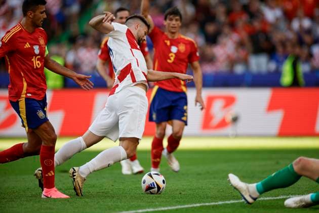 Spain s Rodri Hernandez (L) tackles Marin Pongracic (R) of Croatia into the box during the EURO 2024 group B soccer match between Spain and Croatia at the Olympiastadion Berlin in Berlin, Germany, 15 June 2024. Spain vs. Croatia !ACHTUNG: NUR REDAKTIONELLE NUTZUNG!  Copyright: xAlbertoxEstevezx GRAF1565 20240615-55013882667_1