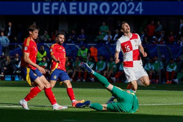 Spain s goalkeeper Unai Simon (2R) in action against Ante Budimir (R) of Croatia during the EURO 2024 group B soccer match between Spain and Croatia at the Olympiastadion Berlin in Berlin, Germany, 15 June 2024. Spain vs. Croatia !ACHTUNG: NUR REDAKTIONELLE NUTZUNG!  Copyright: xJ.J.xGuillenx GRAF1484 20240615-55013882669_1