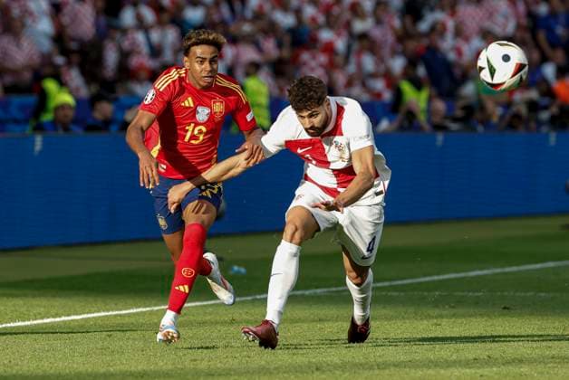 Spain s forward Lamine Yamal (L) in action against Josko Gvardiol (R) of Croatia during the EURO 2024 group B soccer match between Spain and Croatia at the Olympiastadion Berlin in Berlin, Germany, 15 June 2024. Spain vs. Croatia !ACHTUNG: NUR REDAKTIONELLE NUTZUNG!  Copyright: xJ.J.xGuillenx GRAF1545 20240615-55013882652007_1007