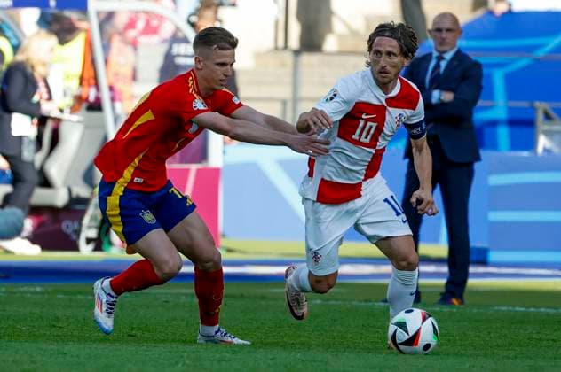 Spain s Dani Olmo (L) in action against Luka Modric (R) of Croatia during the EURO 2024 group B soccer match between Spain and Croatia at the Olympiastadion Berlin in Berlin, Germany, 15 June 2024. Spain vs. Croatia !ACHTUNG: NUR REDAKTIONELLE NUTZUNG!  Copyright: xJ.J.xGuillenx GRAF1557 20240615-55013882740_1