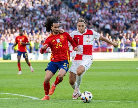 Football, Men, Season 2023 24, UEFA Euro 20204, Group B 1 Matchday in Berlin, Spain Croatia, v l Marc Cucurella Spain , Lovro Majer Croatia , 15 06 2024, Copyright: xMatthiasxKochx