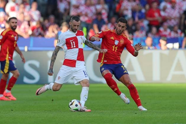 15 06 2024, xtgx, European Football Championship 2024, Spain Croatia emspor, v l Marcelo Brozovic Krotaien, 11 , Ferran Torres Spain, 11 disappointed, disappointed, looks disappointed, disappointed DFL DFB REGULATIONS PROHIBIT ANY USE OF PHOTOGRAPHS as IMAGE SEQUENCES and or QUASI VIDEO Berlin