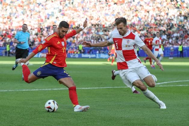 15 06 2024, xtgx, Football EM 2024, Spain Croatia emspor, v l Ferran Torres Spain, 11 , Marin Pongracic Krotaien, 3 duel, duel, fight, tackle DFL DFB REGULATIONS PROHIBIT ANY USE OF PHOTOGRAPHS as IMAGE SEQUENCES and or QUASI VIDEO Berlin
