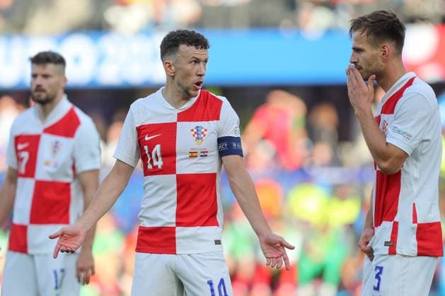 15 06 2024, xtgx, Football EM 2024, Spain Croatia emspor, v l Ivan Perisic Krotaien, 14 , Marin Pongracic Krotaien, 3 gives instructions, gesticulates with arms, gesticulate, gives instructions DFL DFB REGULATIONS PROHIBIT ANY USE OF PHOTOGRAPHS as IMAGE SEQUENCES and or QUASI VIDEO Berlin