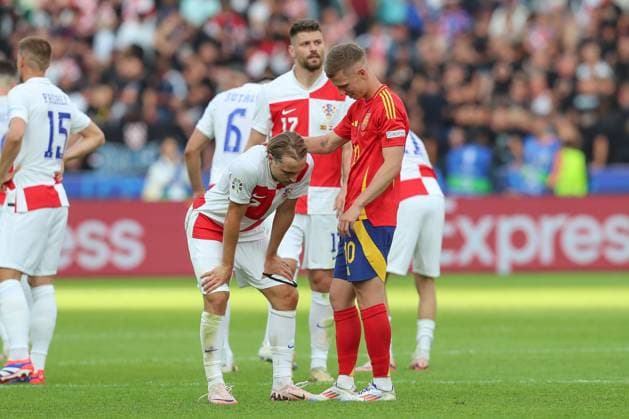 15 06 2024, xtgx, Football EM 2024, Spain Croatia emspor, v l Lovro Majer Krotaien, 7 enttaeuscht, enttäuscht, schaut enttaeuscht, niedergeschlagen, disappointed, Dani Olmo Spain, 10 troestet DFL DFB REGULATIONS PROHIBIT ANY USE OF PHOTOGRAPHS as IMAGE SEQUENCES and or QUASI VIDEO Berlin