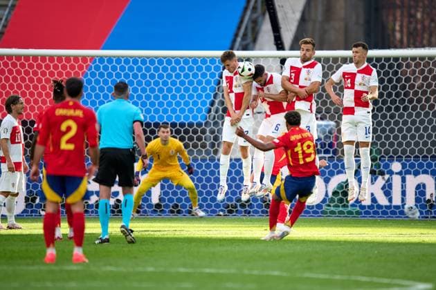 Lamine Yamal Spain national team Euro 2024, 19 , free kick, wall, header, Josip Sutalo Croatia national team Euro 2024, 06 , GER, UEFA Euro 2024, mens football, UEFA EURO 2024 match day 1, group B, Spain v Croatia, 15 06 2024 GER, UEFA Euro 2024, mens football, UEFA EURO 2024 match day 1, group B, Spain v Croatia, 15 06 2024 Berlin Copyright: xEibner-Pressefotox xClaudiusxRauchx EP_CRH