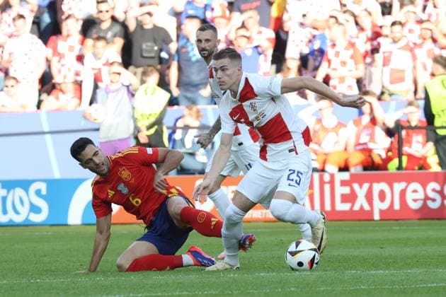 DEU, GER, Euro 2024, Group B, ESP vs CRO, 15 06 2024, Berliner Olympiastadion, Berlin, DEU, GER, Euro 2024, Group B, ESP vs CRO, in the picture Mikel Merino Spain 6 , Luka Sucic Croatia 25 Photo Juergen Engler nordphoto GmbH nordphotoxGmbHx xEngler nph00076