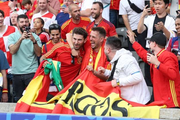 DEU, GER, Euro 2024, Group B, ESP vs CRO, 15 06 2024, Berliner Olympiastadion, Berlin, DEU, GER, Euro 2024, Group B, ESP vs CRO, in the picture Spain fans with the jersey of Unai Simon Spain 23 Photo Juergen Engler nordphoto GmbH nordphotoxGmbHx xEngler nph00076