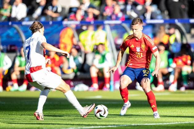 UEFA EURO 2024 Spain Croatia 15 06 2024 Dani Olmo Spain, 10 , Lovro Majer Croatia, 7 UEFA EURO 2024 Spain Croatia Olympiastadion, Berlin 15 06 2024 Copyright: xBEAUTIFULxSPORTS Buriakovx