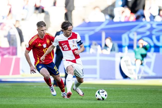 UEFA EURO 2024 Spain Croatia 15 06 2024 Dani Olmo Spain, 10 , Luca Modric Croatia, 10 UEFA EURO 2024 Spain Croatia Olympiastadion, Berlin 15 06 2024 Copyright: xBEAUTIFULxSPORTS Buriakovx