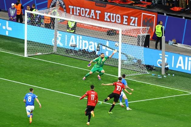 Sport Bilder des Tages Nedim Bajrami of Albania scores to make it 0-1 Italy v Albania, UEFA European Championship, EM, Europameisterschaft 2024, Group B, Football, BVB Stadion, Dortmund, Germany, 15 Jun 2024 EDITORIAL USE ONLY No use with unauthorised audio, video, data, fixture lists, club league logos or live services. Online in-match use limited to 120 images, no video emulation. No use in betting, games or single club league player publications. Copyright: xKieranxMcManus Shutterstockx 14539296ah