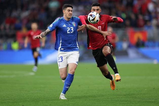 Sport Themen der Woche KW24 15.06.2024, Fussball Europameisterschaft, UEFA EURO, EM, Europameisterschaft,Fussball 2024, Italien - Albanien, Gruppe B, BVB Stadion Dortmund, v.l., Alessandro Bastoni (Italien), Armando Broja (Albanien) *** 15 06 2024, European Football Championship, UEFA EURO 2024, Italy Albania, Group B, BVB Stadion Dortmund, v l , Alessandro Bastoni Italy , Armando Broja Albania Copyright: HMBxMedia