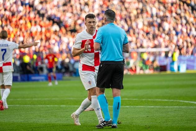 Spain v Croatia, UEFA EURO, EM, Europameisterschaft,Fussball 2024, Berlin, Germany Berlin, Germany. 15th, June 2024. Referee Michael Oliver seen with Ivan Perisic (14) of Croatia during the UEFA Euro 2024 match in Group B between Spain and Croatia at Olympiastadion in Berlin. Berlin Germany  Copyright: xGonzalesxPhoto FrederikkexJensenx