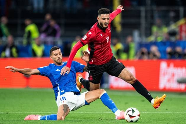 240615 Lorenzo Pellegrini of Italy and Armando Broja of Albania during the UEFA Euro 2024 Football Championship match between Italy and Albania on June 15, 2024 in Dortmund Photo Jesper Zerman BILDBYRAN kod JZ JZ0538 fotboll football soccer fotballs em europamästerskap em uefa euro uefa european football championship euro 2024 italy albanien albania bbeng  Copyright: JESPERxZERMAN BB240615JZ061