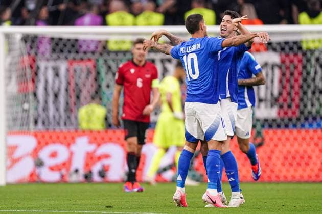 2024-06-15 Italy v Albania - Group B - UEFA EURO, EM, Europameisterschaft,Fussball 2024 DORTMUND, GERMANY - JUNE 15: Lorenzo Pellegrini of Italy, Alessandro Bastoni of Italy celebrate the first goal during the Group B - UEFA EURO 2024 match between Italy and Albania at Signal Iduna Park on June 15, 2024 in Dortmund, Germany. (Photo by Joris Verwijst BSR Agency) Dortmund Germany Content not available for redistribution in The Netherlands directly or indirectly through any third parties. Copyright: xBSRxAgencyx