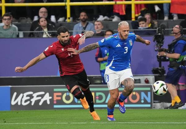 15 06 2024, Signal Iduna Park, Dortmund, GER, EM UEFA 2024, Group B, Italy vs Albania, in the picture Albania s defender 04 Elseid Hisaj, Italy™s defender 03 Federico Dimarco Defodi 506 20240615 hbr 0645 Defodi-506
