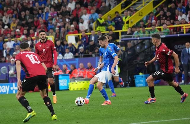 GER, EM UEFA 2024, Group B, Italy vs Albania 15 06 2024, Signal Iduna Park, Dortmund, GER, EM UEFA 2024, Group B, Italy vs Albania, pictured Albania s midfielder 10 Nedim Bajrami, Italy™s midfielder 08 Jorginho, Albania s midfielder 21 Kristjan Asllani nordphotoxGmbHx xBratic nph00250