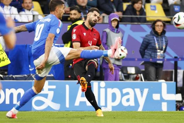 DORTMUND, Signal Iduna Park Stadium, 15-06-2024 , European Football Championship Euro2024, Group stage match no.4 between Italy and Albania, Albania player Elseid Hysaj and Italy player Lorenzo Pellegrini Italy - Albania (Euro2024)  x25498386x Copyright: