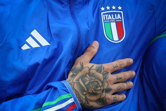 Italien gegen Albanien 15. Juni 2024, Dortmund UEFA EUROs Gruppe B Italien gegen Albanien Die tätowierte Hand des Italieners Gianluca Scamacca ruht auf dem Abzeichen seiner Hymnenjacke Foto Charlotte Wilson Abseits Dortmund Deutschland  Copyright: xCharlottexWilsonx xOffsidexOffside
