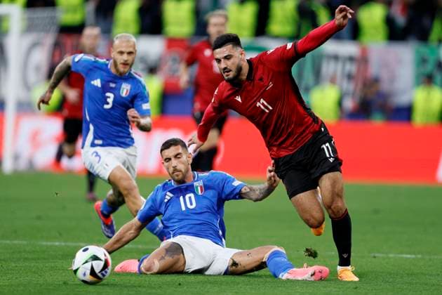 Italy v Albania: Group B - UEFA EURO, EM, Europameisterschaft,Fussball 2024 Lorenzo Pellegrini of Italy and Armando Broja of Albania challenge during the UEFA EURO 2024 group stage match between Italy and Albania at Football Stadium Dortmund on June 15, 2024 in Dortmund, Germany. Dortmund Football Stadium Dortmund Germany Germany Copyright: xRichardxSellers Sportsphoto APLx 14040731