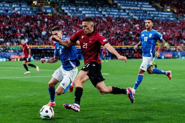 UEFA EURO 2024 group match Italy Albania 15 06 2024 duel Jorge Luiz Frello Filho Jorginho Italy, 8 , Kristjan Asllani Albania, 21 UEFA EURO 2024 group match Italy Albania BVB Stadion Dortmund, Dortmund on 15 06 2024 Copyright: xBEAUTIFULxSPORTS Meuselx