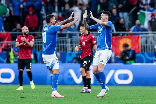 UEFA EURO 2024 Group match Italy Albania 15 06 2024 Cheers for 1 1 by Alessandro Bastoni Italy, 23 Lorenzo Pellegrini Italy, 10 and Alessandro Bastoni Italy, 23 clap UEFA EURO 2024 Group match Italy Albania BVB Stadion Dortmund, Dortmund on 15 06 2024 Copyright: xBEAUTIFULxSPORTS Meuselx