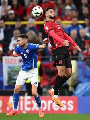 DORTMUND - (l-r) Jorginho of Italy, Armando Broja of Albania during the UEFA EURO, EM, Europameisterschaft,Fussball 2024 group B match between Italy and Albania at Signal Iduna Park on June 15, 2024 in Dortmund, Germany. ANP Hollandse Hoogte UEFA EURO 2024 2024 xVIxANPxSportx xGerritxvanxKeulenxIVx 501172174 originalFilename: 501172174.jpg