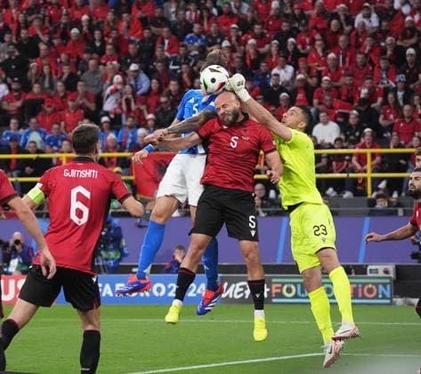 15 06 2024, Signal Iduna Park, Dortmund, GER, EM UEFA 2024, Group B, Italy vs Albania, in the picture Italy™s defender 05 Riccardo Calafiori, Albania s defender 05 Arlind Ajeti , Albania s goalkeeper 23 Thomas Strakosha Defodi 506 20240615 hbr 0780 Defodi-506
