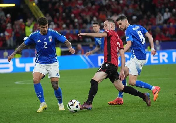 15 06 2024, Signal Iduna Park, Dortmund, GER, EM UEFA 2024, Group B, Italy vs Albania, pictured Italy™s defender 02 Giovanni Di Lorenzo, Albania s defender 03 Mario Mitaj, Italy™s midfielder 08 Jorginho Defodi 506 20240615 hbr 0963 Defodi-506
