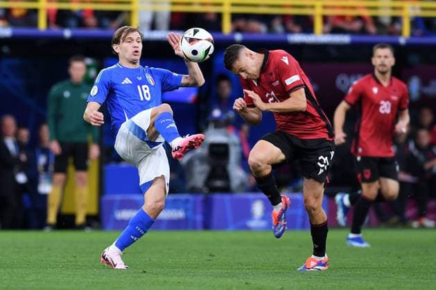 Soccer UEFA EURO 2024 Group Stage 1 Matchday Italy Albania on 15 06 2024 at BVB Stadion Dortmund in Dortmund Nicolo Barella Italy , left Kristjan Asllani Albania , right xRx